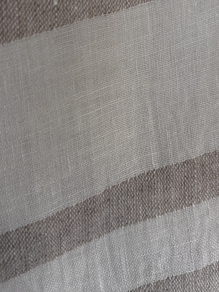 Detalj av hvitt hamamhåndkle i 100 % lin med striper