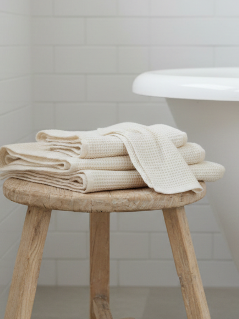 Vaffelhåndklær i 100 % lin i off white, egnet for bad, dusj og badstue.