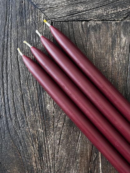 Kronelys av bivoks – 4 stk | Dyp rød / burgunder