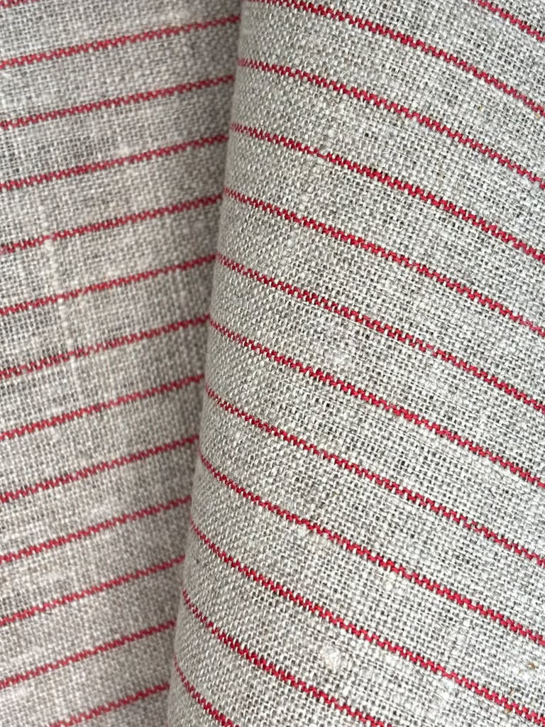 Close-up av kjøkkenhåndkle i 100 % lin med smale, røde striper