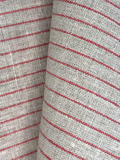 Close-up av kjøkkenhåndkle i 100 % lin med smale, røde striper
