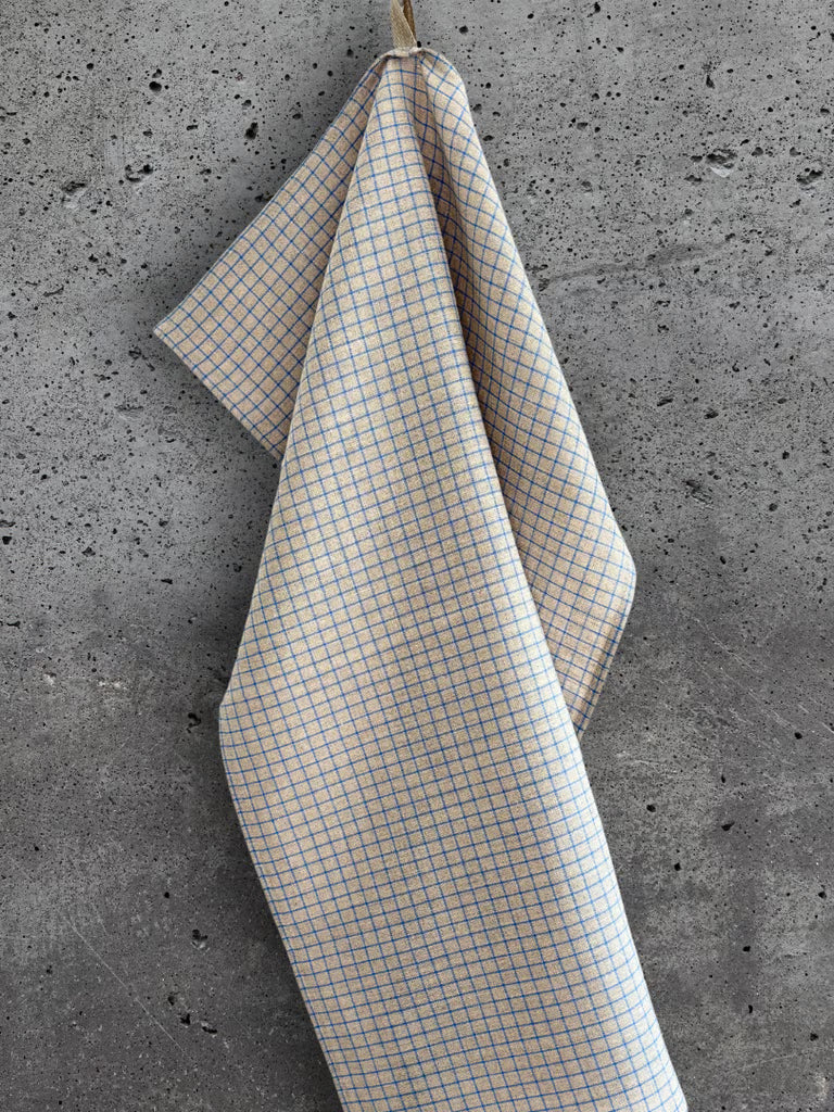 Kjøkkenhåndkle i naturfarge med små, blå ruter – 100 % lin