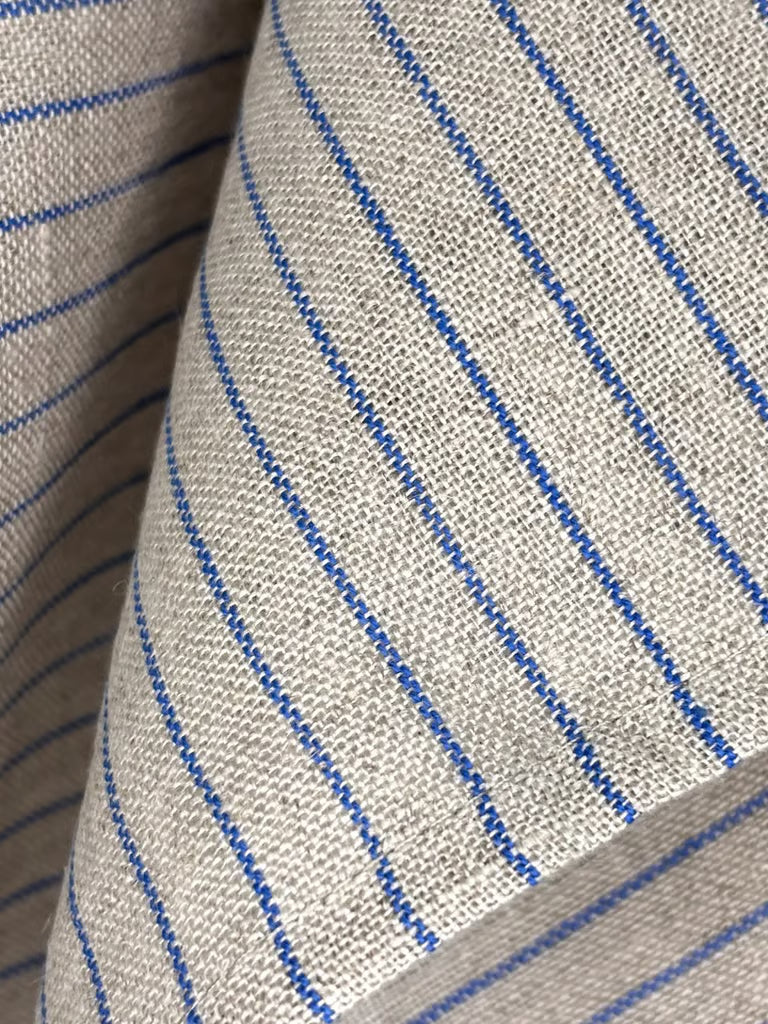 Stripete kjøkkenhåndkle i 100 % lin med tynne blå striper, nærbilde av teksturen.
