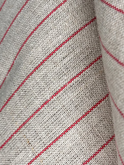 Nærbilde av kjøkkenhåndkle i 100 % lin med brede røde striper.