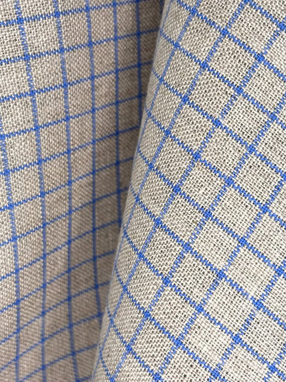 Nærbilde av lin kjøkkenhåndkle i naturfarge med små, blå ruter