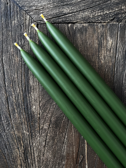 Kronelys av bivoks 4 stk | Mørk grønn