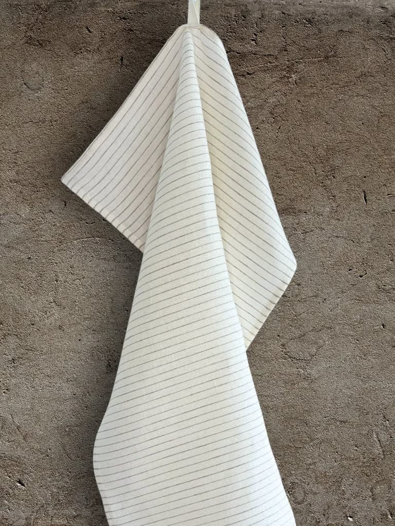 Hvitt linhåndkle med smal striper