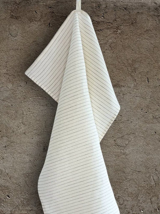 Hvitt linhåndkle med smal striper